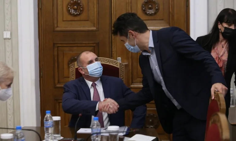 Проучване на в.Труд: Черни облаци над тандема Радев-Петков - Tribune.bg