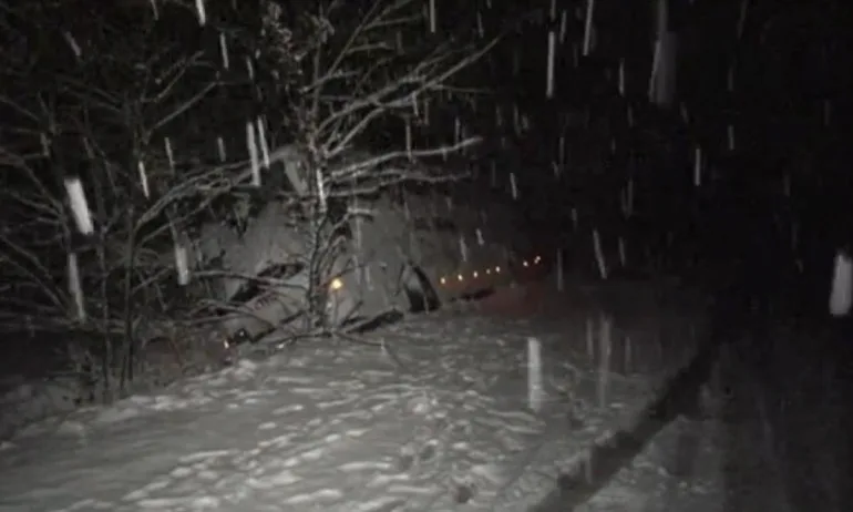 Пътнически автобус падна в канавка заради снега - Tribune.bg