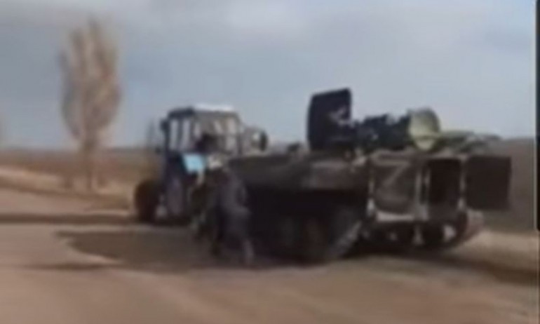 Медии в Украйна: Роми задигнаха руски танк (ВИДЕО) - Tribune.bg