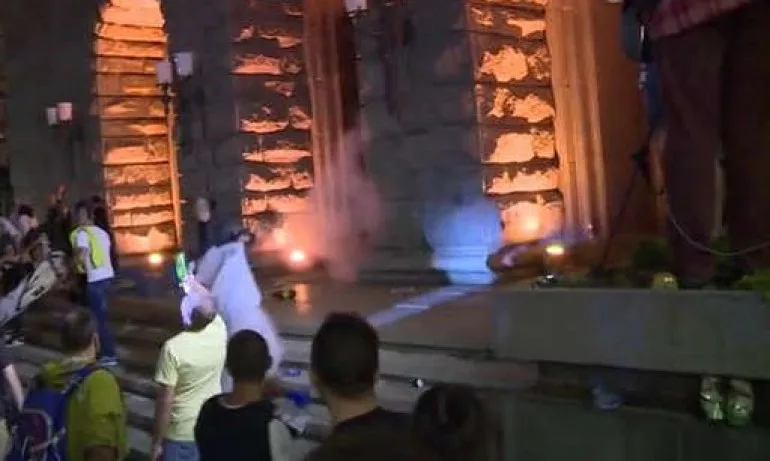 Провокация: Агресивни протестиращи изпочупиха вратите на втората сграда на парламента - Tribune.bg