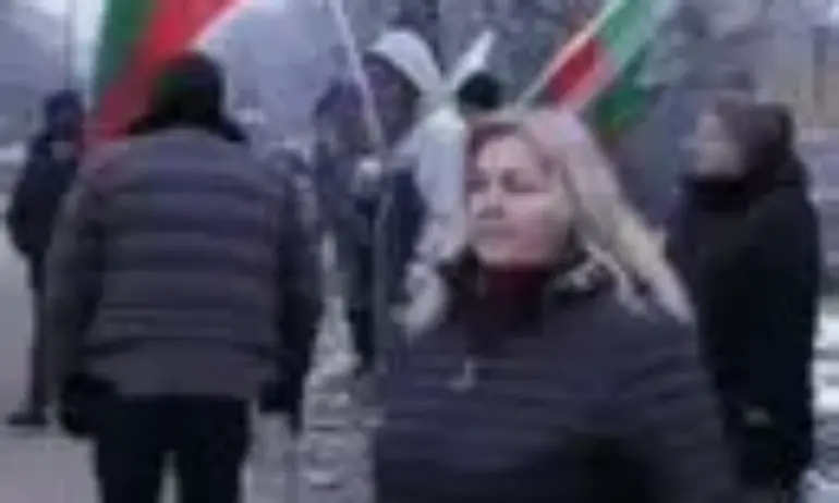 Жители на Бойчиновци на протест срещу лошо управление и разбити улици - Tribune.bg