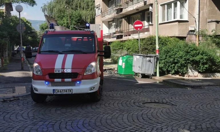 Ефективност: Как пожарникари гасят подпален контейнер за секунди (ВИДЕО И СНИМКИ) - Tribune.bg