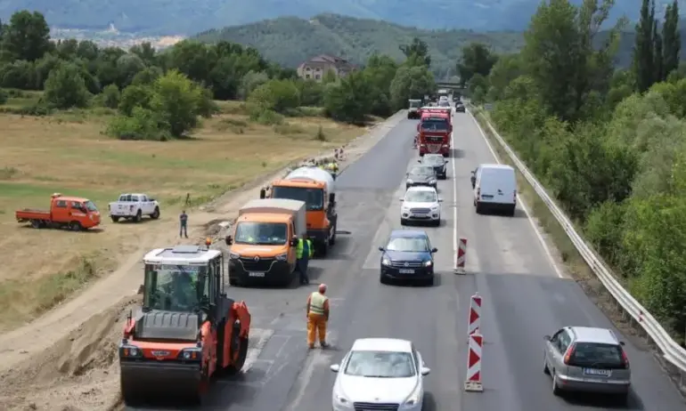 Коритарова обеа до дни да се отпуши тапата на Е-79 при Симитли - Tribune.bg