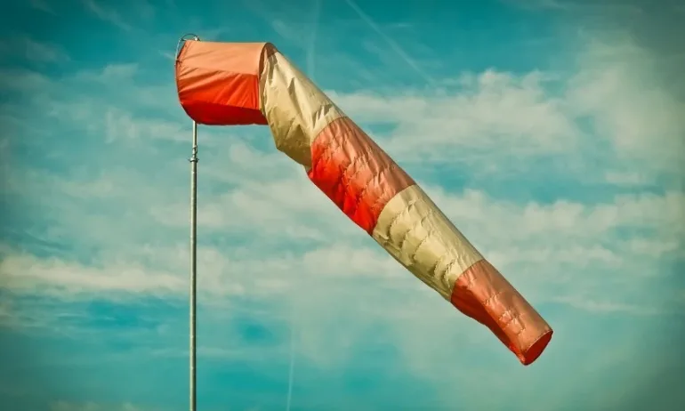 Жълт код за силен вятър в 17 области, но остава слънчево - Tribune.bg