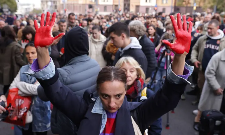 Кръвта е по вашите ръце: Протест в Белград след трагедията на жп гарата в Нови Сад /СНИМКИ/ - Tribune.bg