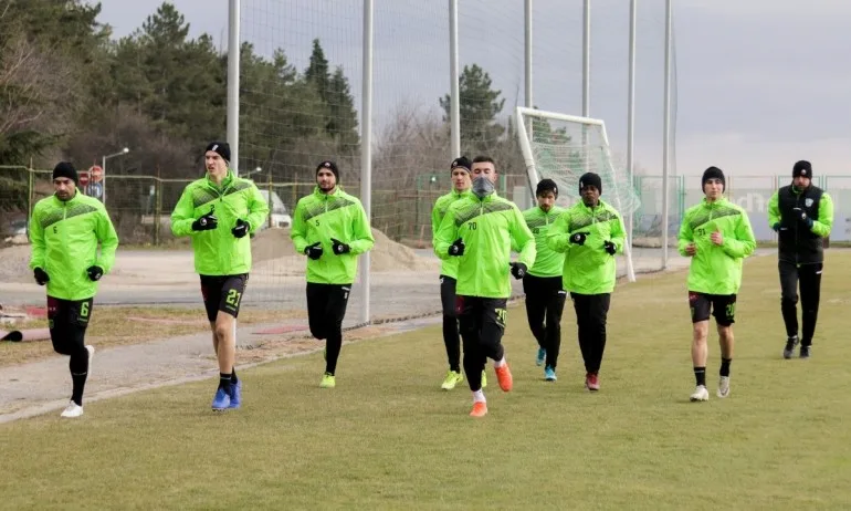 Берое спира тренировки до 29 март - Tribune.bg