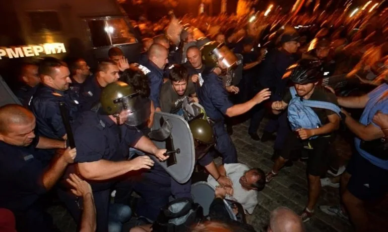 Владимир Зарков: Защо мълчахте в нощта на Белия автобус – тогава войска и полиция беше хвърлена срещу протестиращите - Tribune.bg