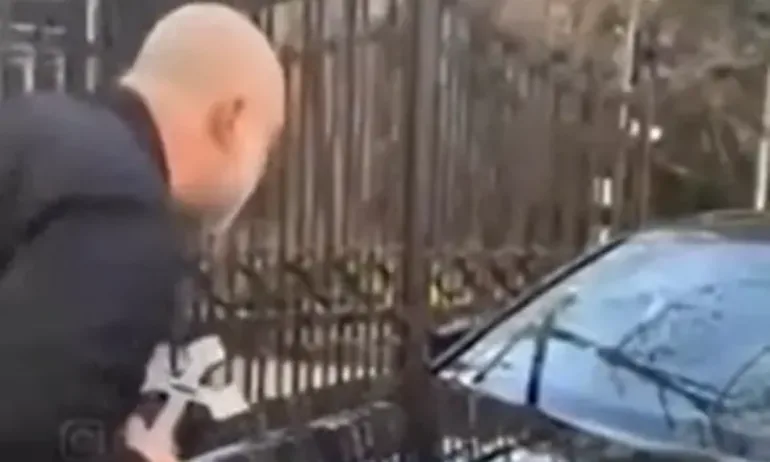 С ругатни и клетви - мъж в расо нападна колата на министър Нейнски - (ВИДЕО) - Tribune.bg