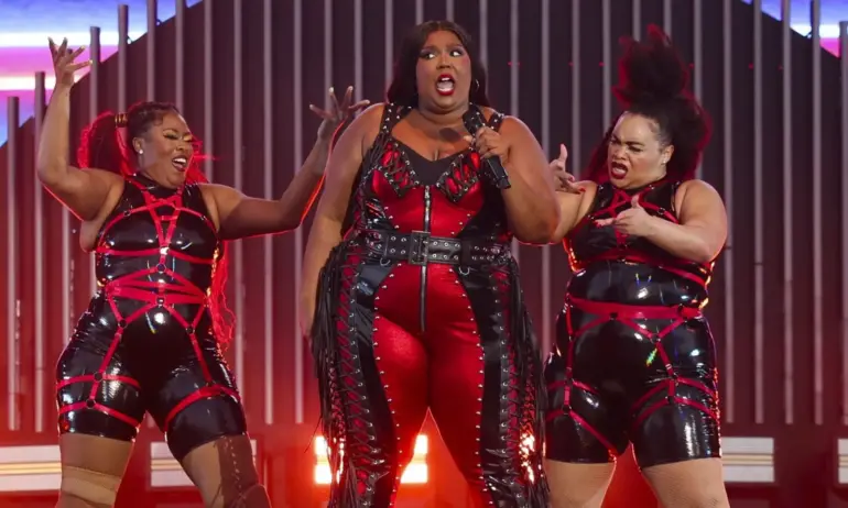 Певицата Лизо отива на съд за сексуален тормоз над свои танцьорки - Tribune.bg