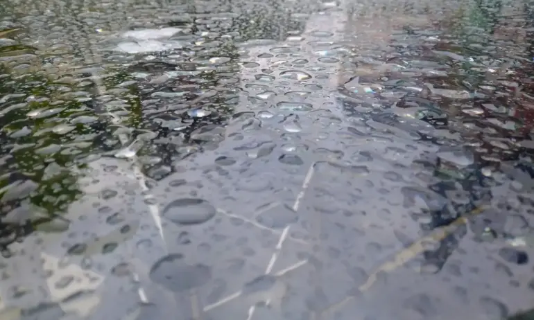 Обилните валежи срутиха стена в частен имот в Кюстендилско - Tribune.bg