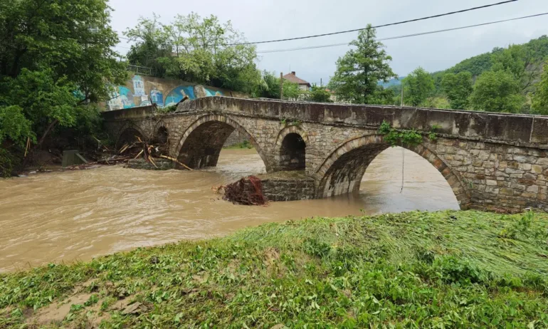 Проблем със свлачище в село Орешак - Tribune.bg