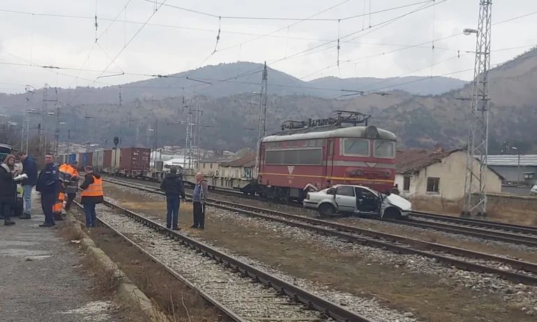 Влак удари автомобил край Кресна - Tribune.bg