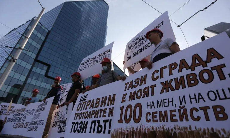 Артекс отново на протест в защита на Златен век, този път под прозорците на ДНСК - Tribune.bg