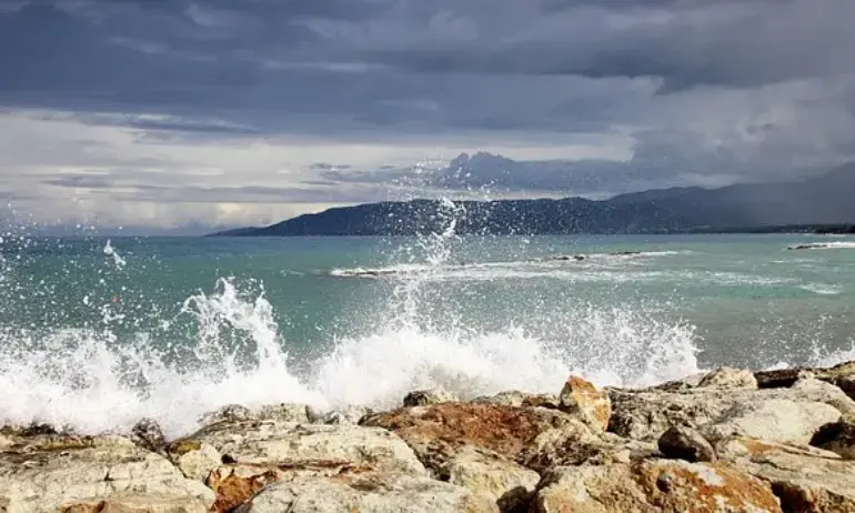 Времето днес: Променлива облачност и силно вълнение на морето - Tribune.bg