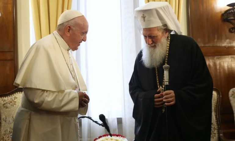 Патриарх Неофит и папа Франциск се срещнаха и размениха дарове (СНИМКИ) - Tribune.bg