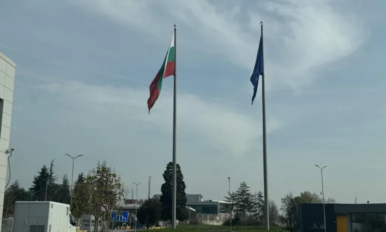 Стотици хиляди пътуват за Коледа: Тежък трафик и очаквани затруднения по границите - Tribune.bg