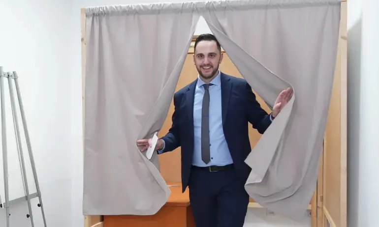 От осмия опит: СОС избра Цветомир Петров от ПП-ДБ-СС за временен председател /ВИДЕО/ - Tribune.bg