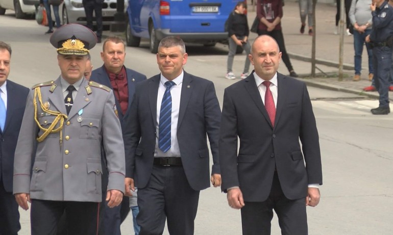 Радев: Армията ни оцеля след всевъзможни експерименти и политическо безхаберие - Tribune.bg