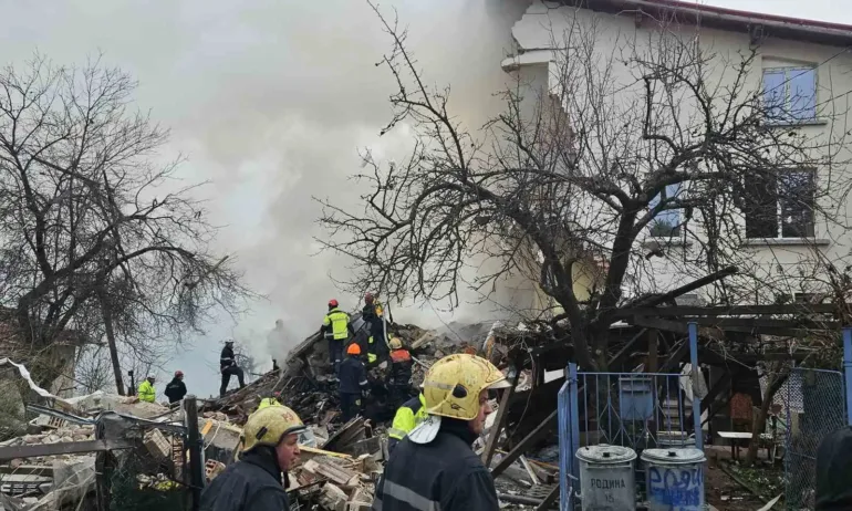 Взривът в Банкя: Издирват двама души, пожарникари се борят с огъня - Tribune.bg