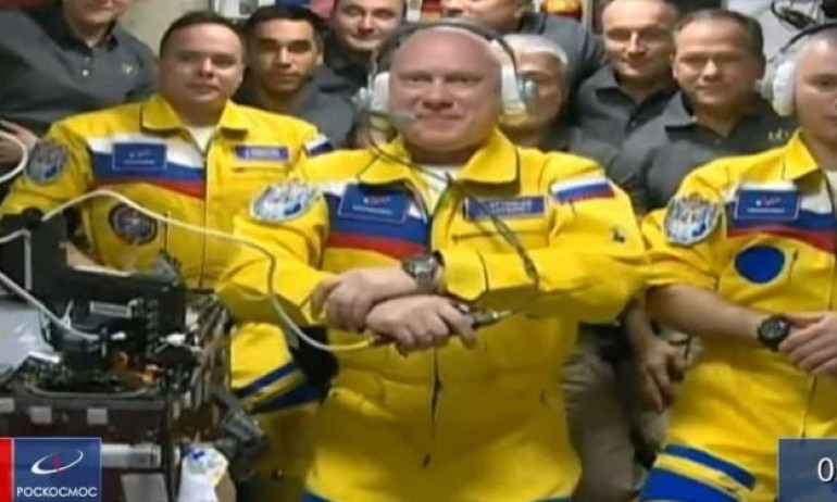 Руски космонавти се качиха на Международната космическа станция в цветовете на Украйна - Tribune.bg