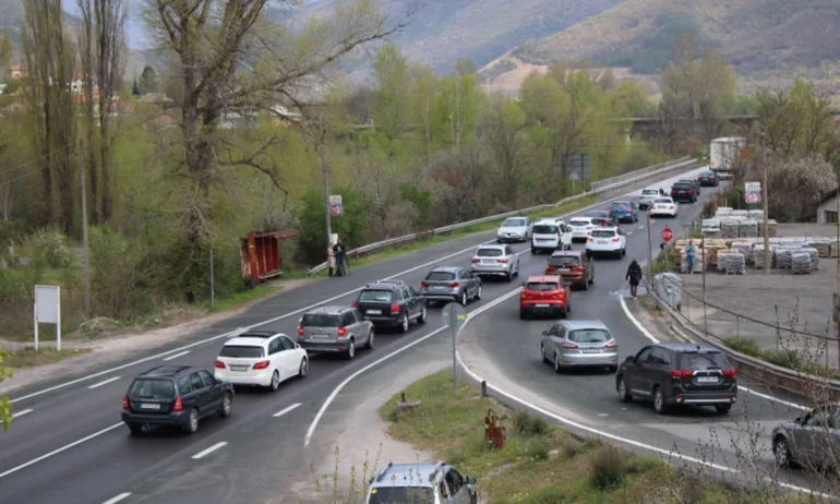 Тежък трафик към столицата, над 700 екипа полицаи контролират движението в страната - Tribune.bg