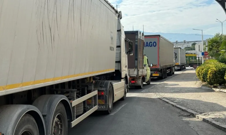 Пренасочен трафик през Радомирци разруши водопровод, кметът алармира институциите - Tribune.bg