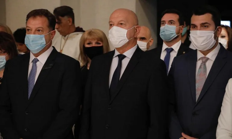 Председателят на МГЕРБ, представители на местната власт и граждани сред първите на празничната Света литургия в Търново - Tribune.bg