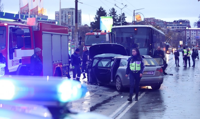 Приятелката на момчето, което помете 12 коли в София: Налагаше се да кара - Tribune.bg