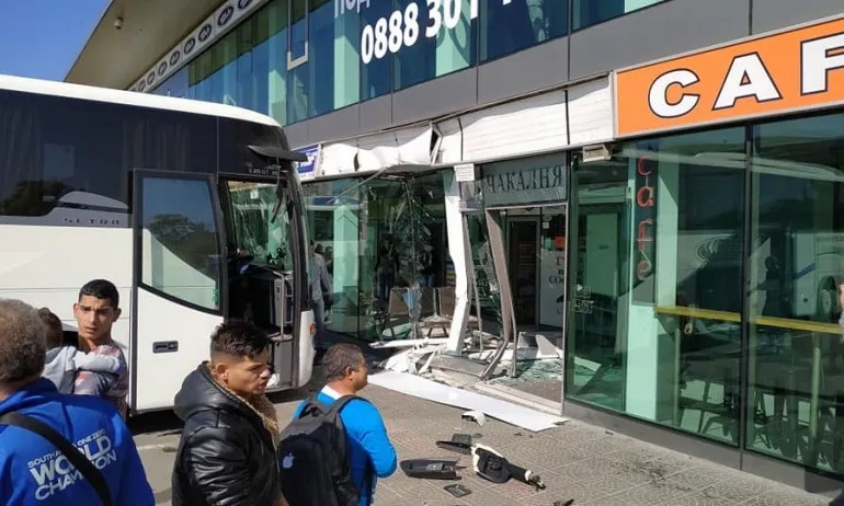 Автобус се вряза в автогара Сердика в София - Tribune.bg
