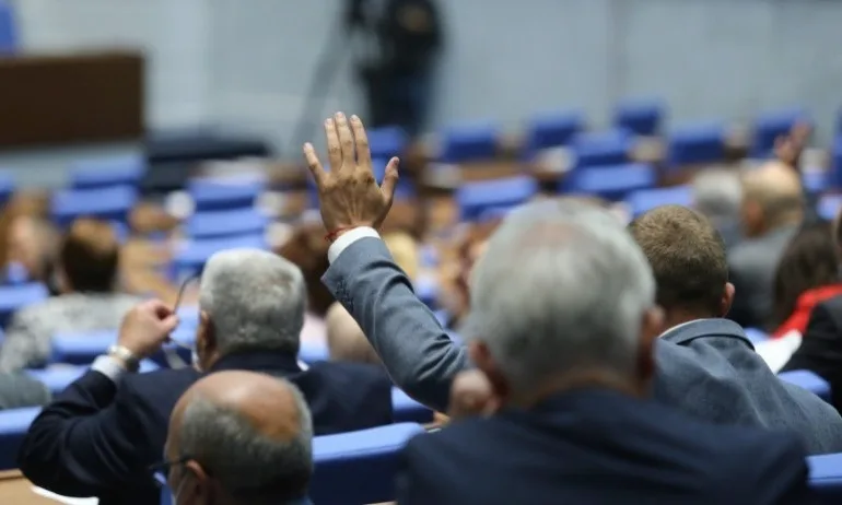 На първо четене: Парламентът единодушно прие Закон за българския жестов език - Tribune.bg