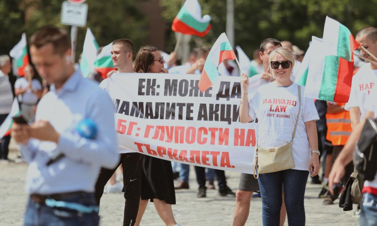 Протестиращи срещу високите цените на горивата поискаха оставката на правителството - Tribune.bg