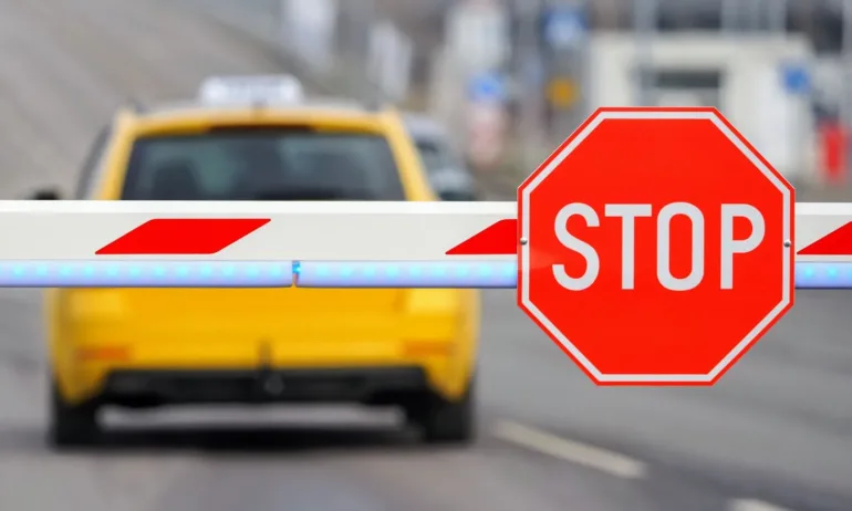 След часове блокада: Таксиметровите шофьори освободиха достъпа до летище София - Tribune.bg