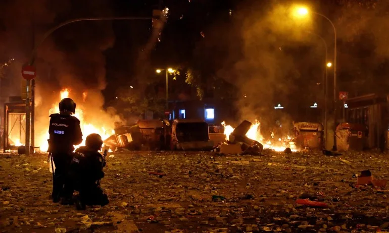 Близо 200 ранени в Каталуния след поредна нощ на сблъсъци - Tribune.bg