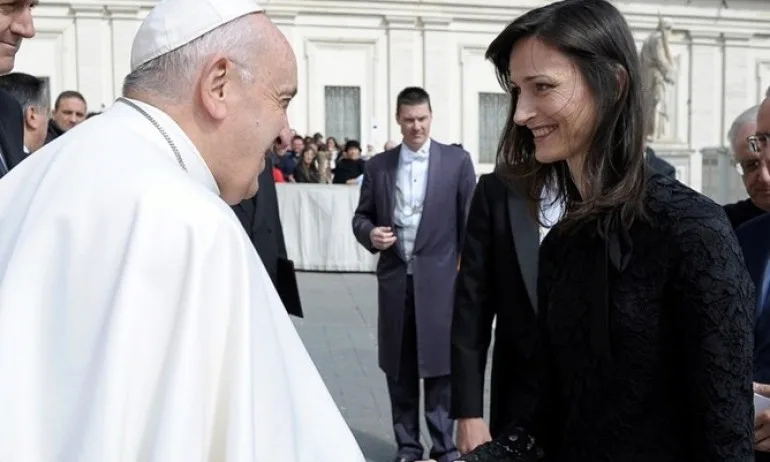 Българският еврокомисар при папа Франциск във Ватикана - Tribune.bg