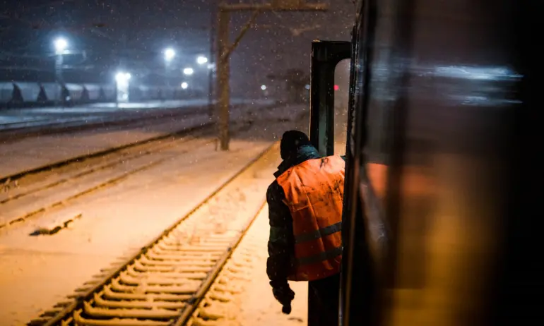 Влаковете закъсаха в снега – огромни закъснения и спрени композиции - Tribune.bg