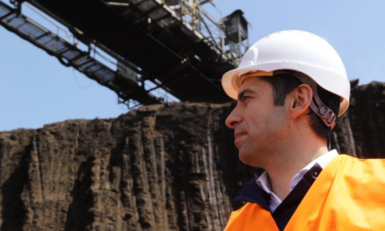 Премиерът се снима с надписана каска: Кирил Петков - министър-председател(СНИМКИ) - Tribune.bg