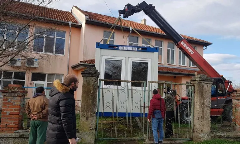 Сложиха фургони за изолация след новината за Covid-19 в Дома за възрастни хора с умствена изостаналост в с. Русокастро - Tribune.bg