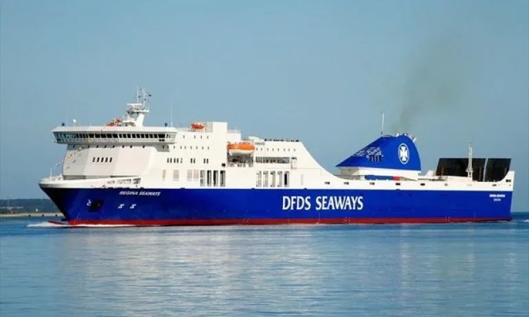 Пожар на ферибот с над 300 души на борда - Tribune.bg