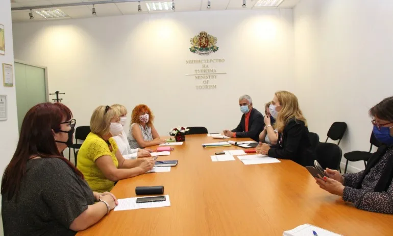 Обмислят ваучери от по 100 лв. на дете за детски и младежки туризъм - Tribune.bg