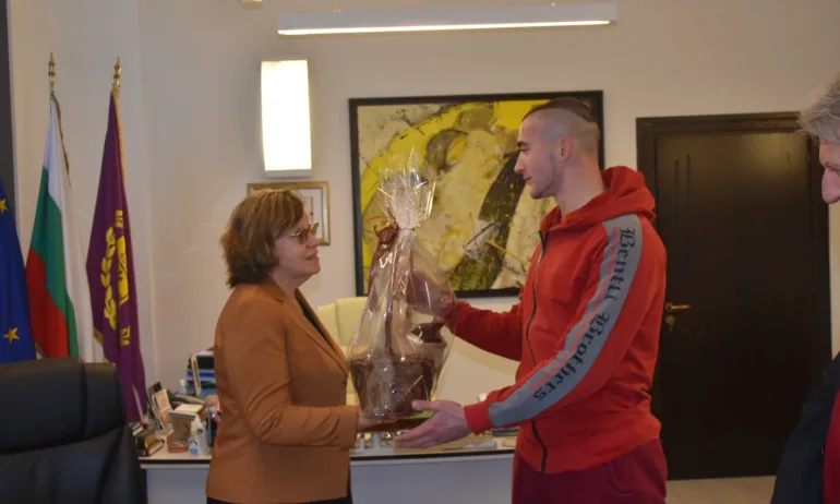 Светият кръст в Ловеч бе спасен от деветнадесет годишния Павел Георгиев - Tribune.bg