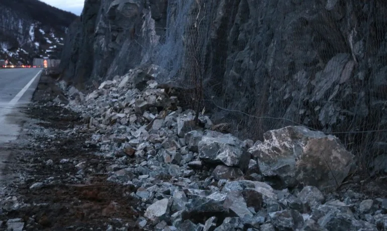 Възстановяват движението по АМ Струмаслед срутването на скална маса - Tribune.bg