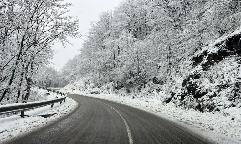 Проходът Шипка е почистен и опесъчен, пътува се нормално - Tribune.bg