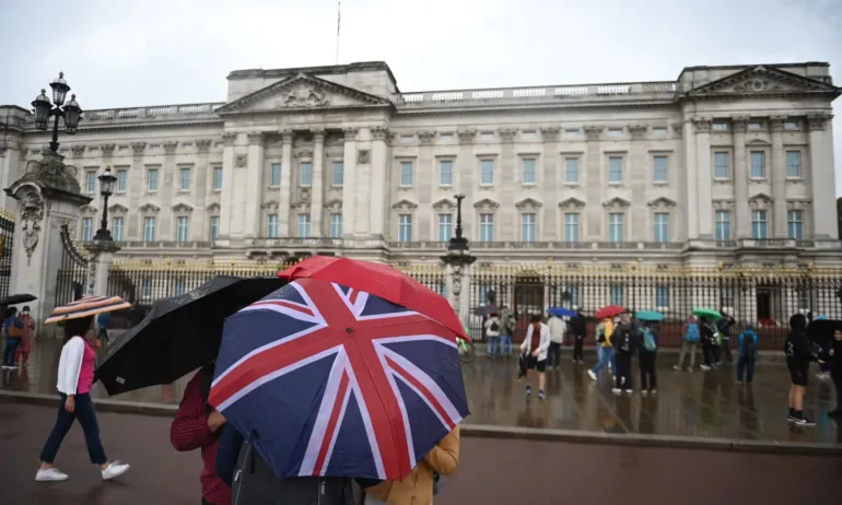 Стотици се събраха под дъжда пред Бъкингамския дворец (СНИМКИ) - Tribune.bg