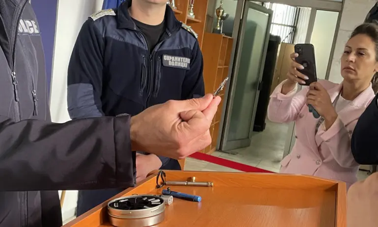 Устройство с размер на малка брошка изстрелва опасните ракети по футболните мачове - Tribune.bg