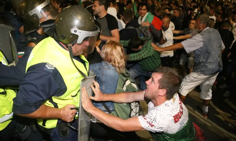 На протеста снощи: Сблъсъци с полицията, пострадали униформени - Tribune.bg