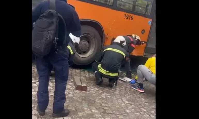 Кола блъсна пешеходец, докато се качвал в автобус на градския транспорт в Софи - Tribune.bg