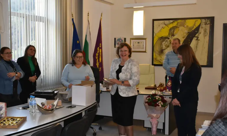 В последния си работен ден кметът на Ловеч отбеляза своя рожден ден - Tribune.bg