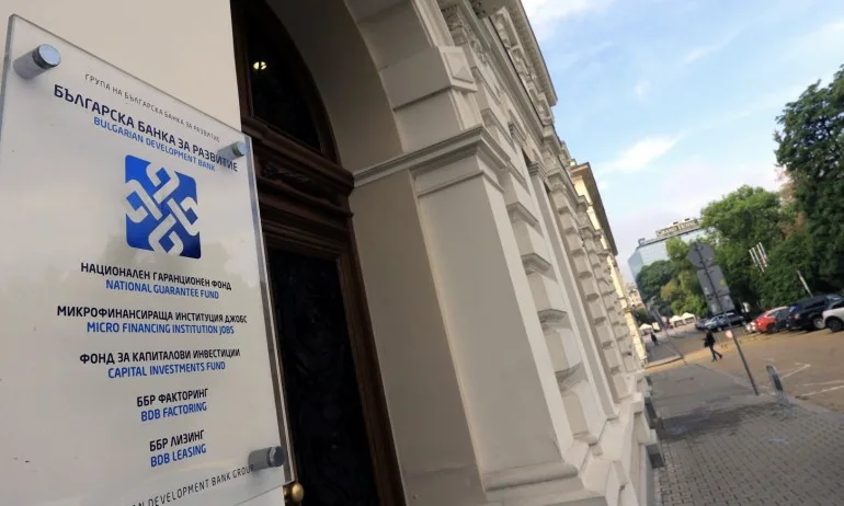 Казармен кретенизъм: Частни компании под строй да се обясняват за какво са теглили кредити - Tribune.bg