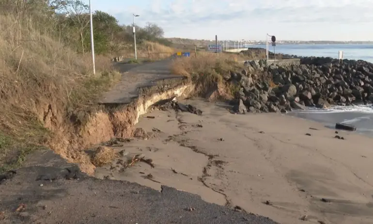 Бургас иска 6,5 млн. лв. от МРРБ за възстановяване на пропадналата от бурята алея - Tribune.bg