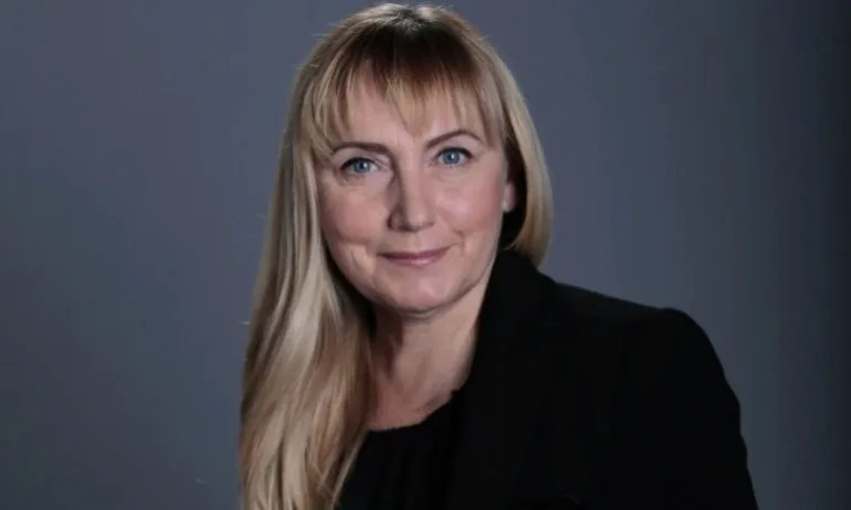 Елена Йончева не е луда и глупава. Просто нейният зелник е много голям и червен! - Tribune.bg